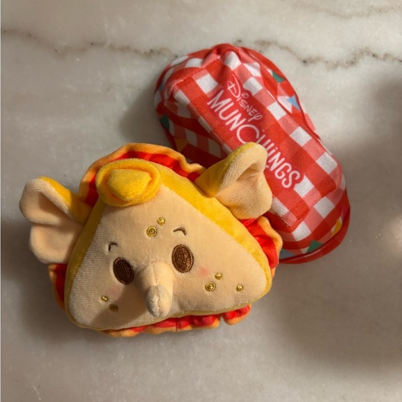 Disney Munchlings Dumbo Plush - Picture 3 of 3